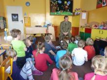 Leśniczy Tomasz Stepnowski w przedszkolu w Rybnie