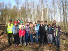 Szkoła z Jeglii sadzi las w Kostkowie