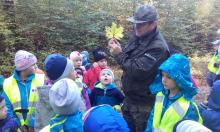 Przedszkolaki z Rybna podziwiają jesienny las